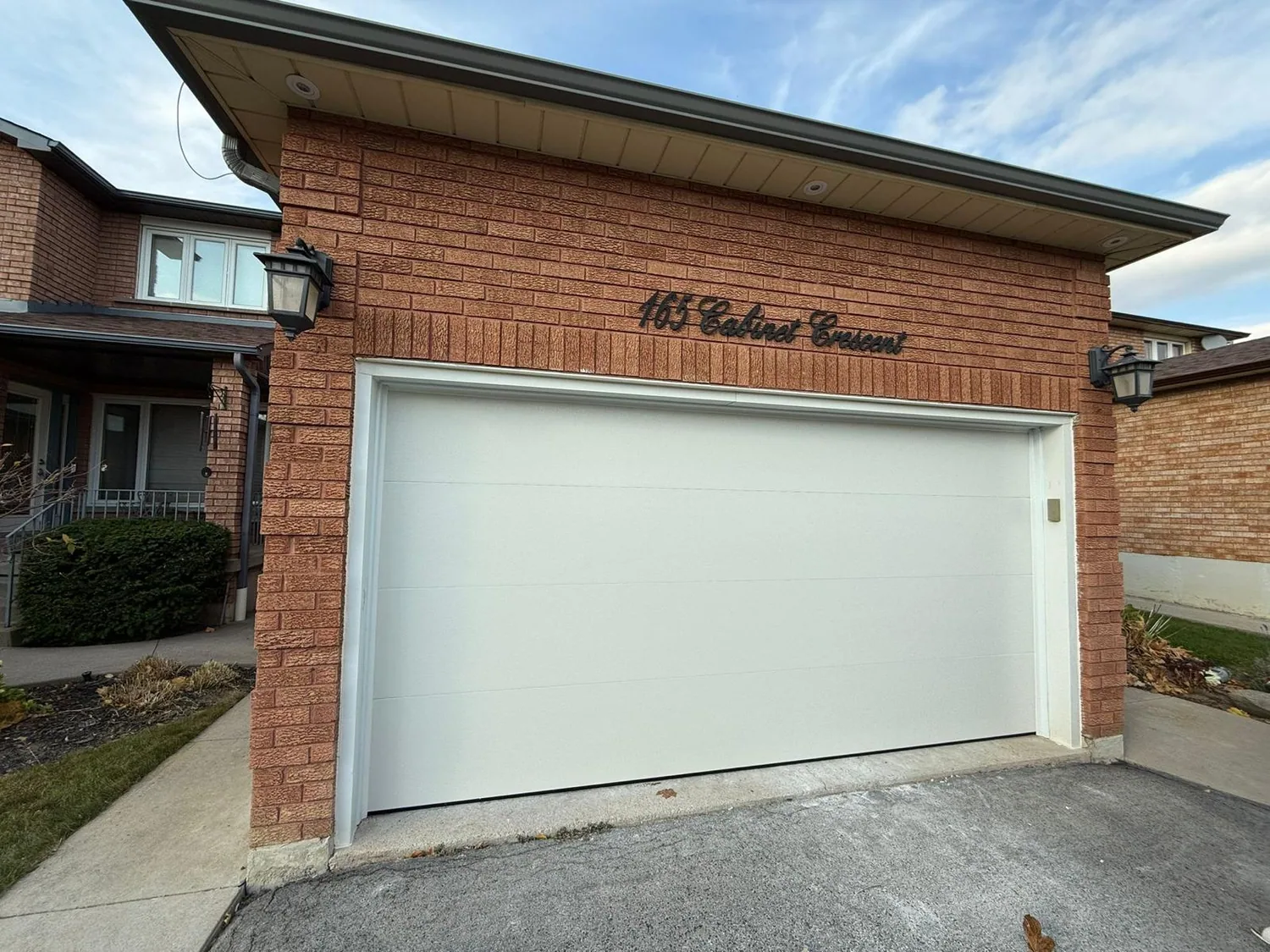 Smooth white brick-home door in Richmond Hill